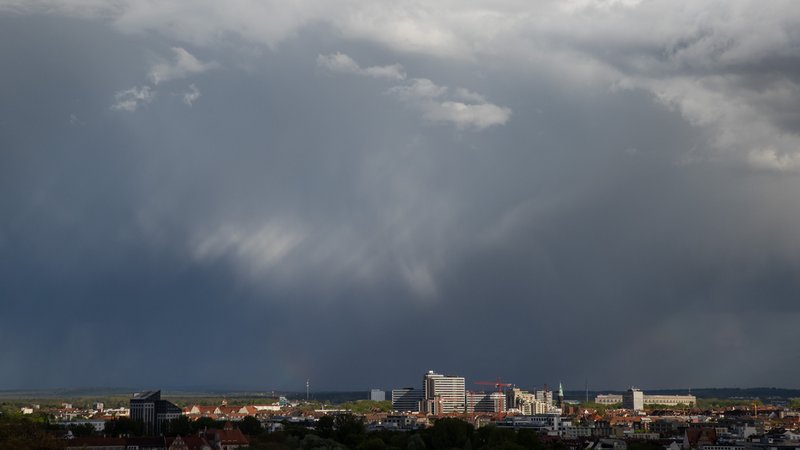 Symbolbild: Regenwolken über Nürnberg | Bild: picture alliance/dpa | Daniel Karmann Symbolbild: Regenwolken über Nürnberg