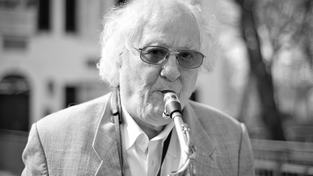 Jazzmusiker Emil Mangelsdorff steht Saxofon spielend im Freien