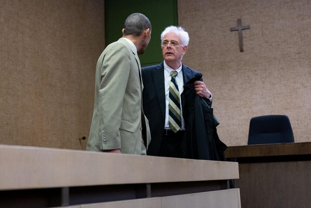 10.06.2024, Bayern, München: Der angeklagte Imam Mohamed Ibrahim (l) kommt vor Prozessbeginn mit seinem Anwalt Andreas von Mariassy in den Gerichtssaal. Der Imam soll am 7. Oktober, dem Tag des Angriffes der Hamas auf Israel, auf Facebook geschrieben haben: "Jeder hat seine eigene Art, den Oktober zu feiern." Weil er gegen einen Strafbefehl, der gegen ihn erlassen wurde, Einspruch einlegte, kommt es am Montag (14.00 Uhr) zum Prozess am Amtsgericht München. Foto: Sven Hoppe/dpa +++ dpa-Bildfunk +++