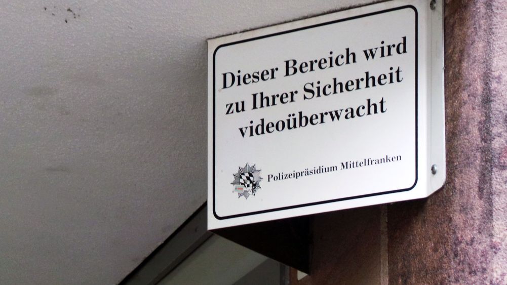 Schild "Dieser Bereich wird zu Ihrer Sicherheit videoüberwacht" an der Nürnberger Königstorpassage.
