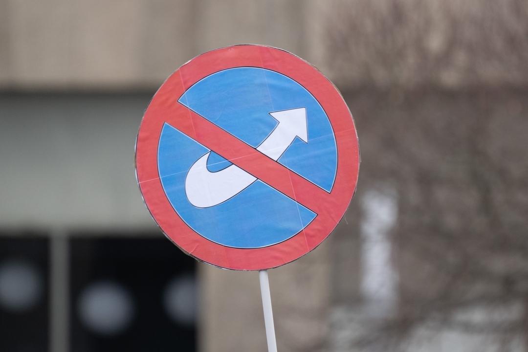 Schild mit dem durchgestrichenen Logo der AfD (Symbolbild)