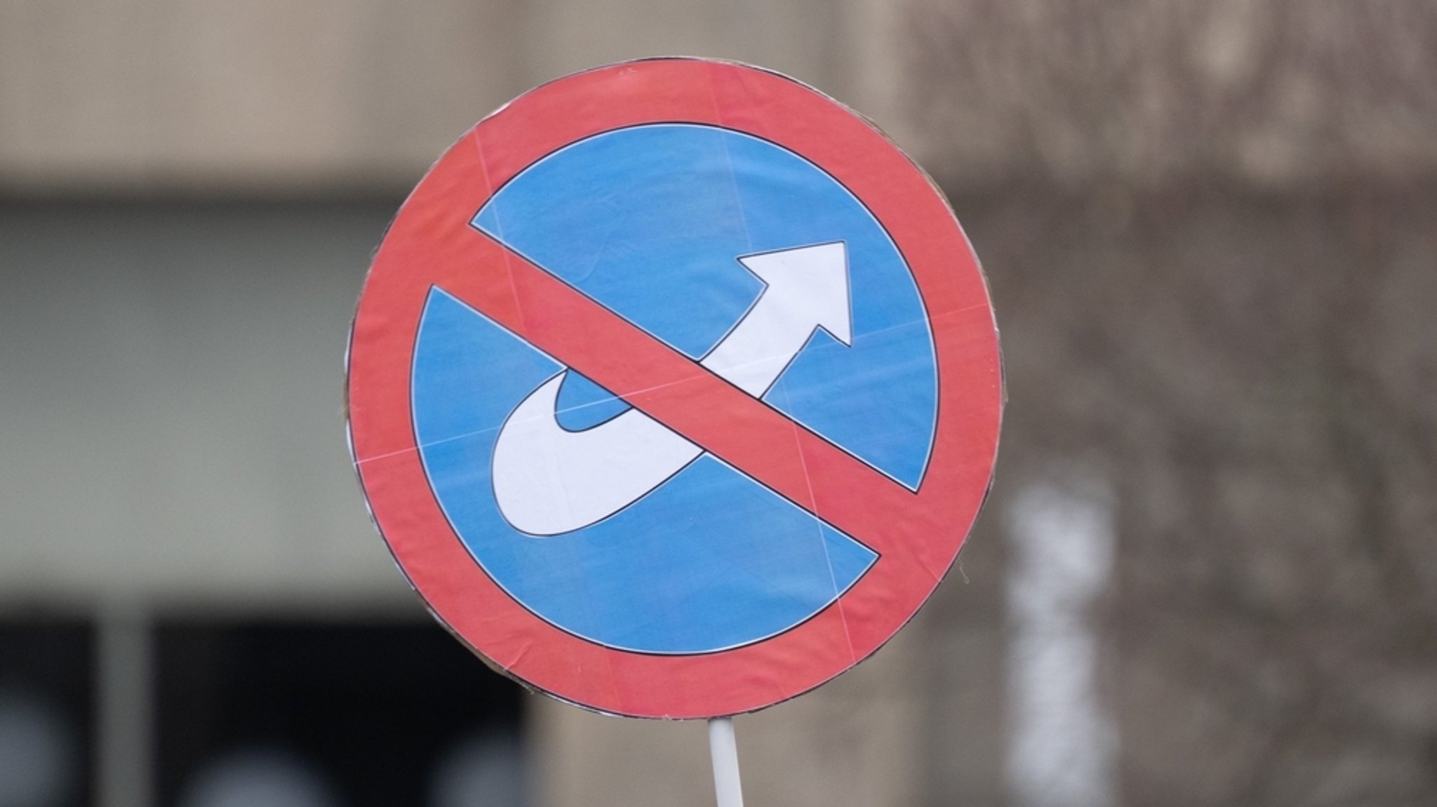 Schild mit dem durchgestrichenen Logo der AfD (Symbolbild)