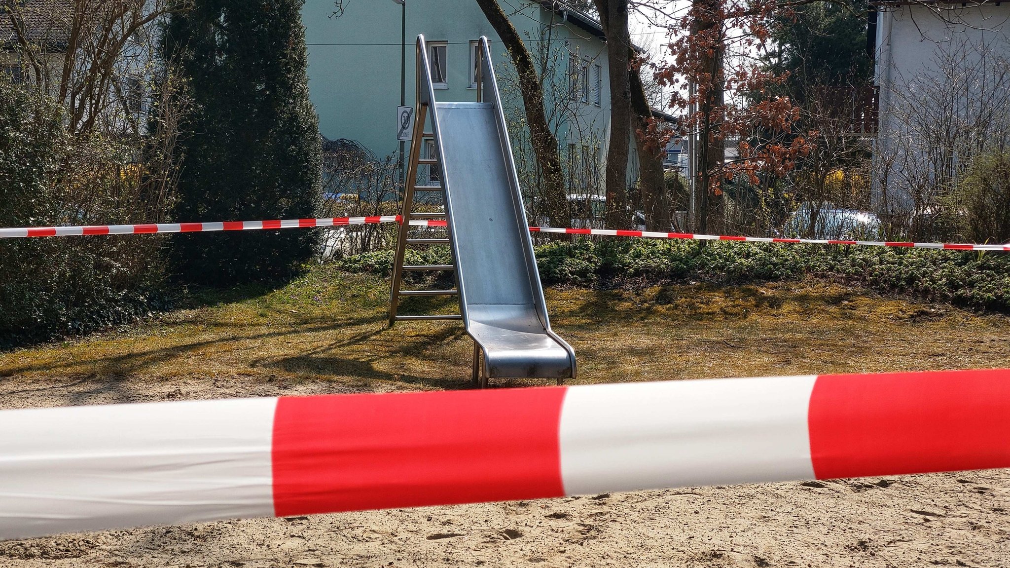 Während der Corona-Pandemie wurden auch Spielplätze im Freien gesperrt | Bild: picture alliance / ZUMAPRESS.com | Sachelle Babbar Während der Corona-Pandemie wurden auch Spielplätze im Freien gesperrt