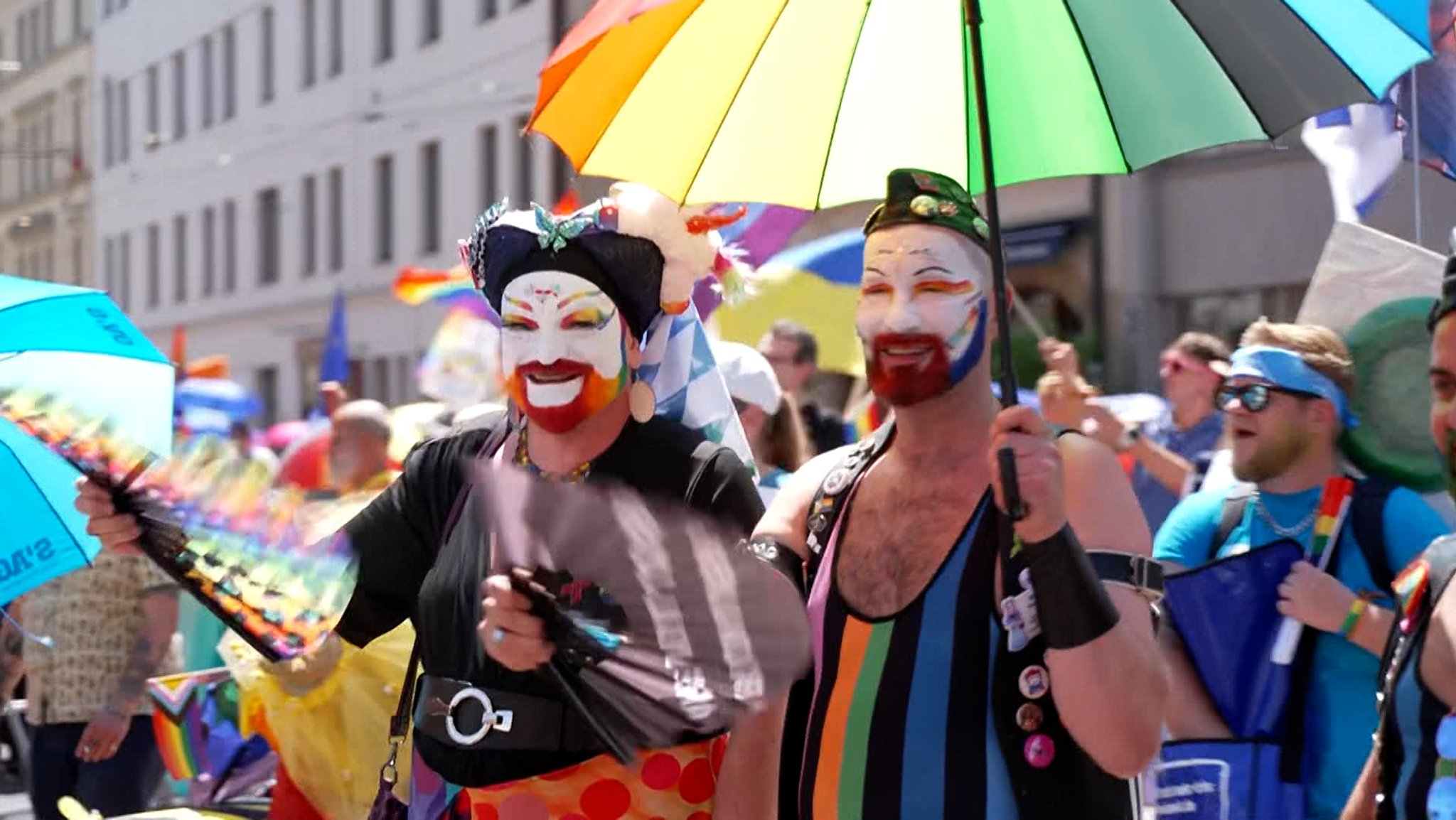 Unter dem Motto "Unsere Vielfalt. Unsere Stärke" zogen rund 200 Gruppen beim Münchner CSD durch die Stadt und warben für Toleranz und Offenheit.