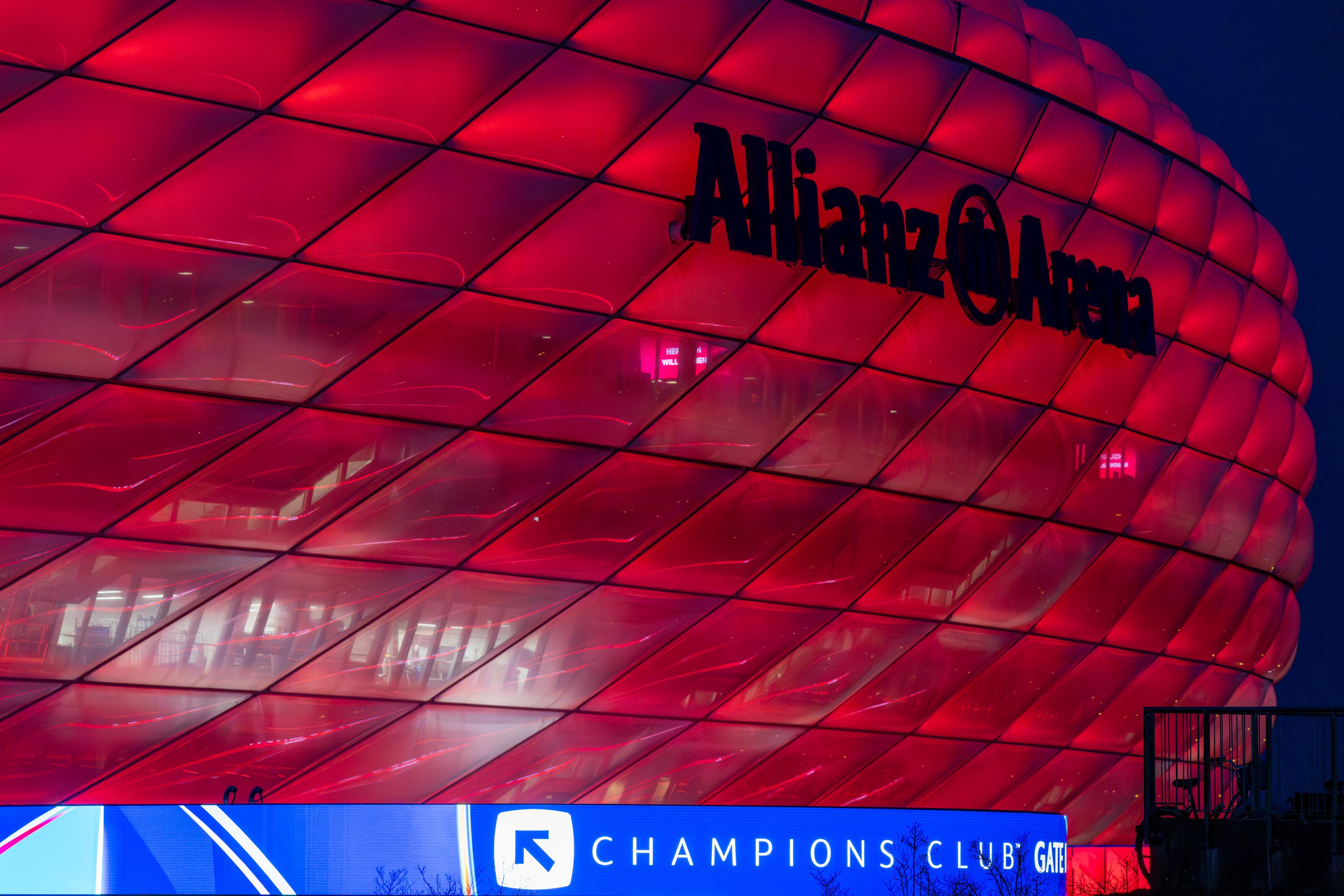 (Symbolbild) Allianz Arena von außen, rot beleuchtet mit dem Schriftzug Allianz Arena