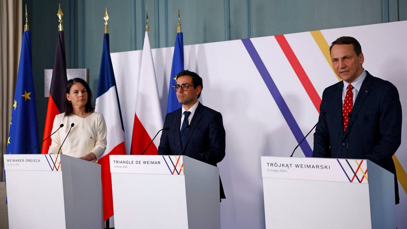 Bild vom 2.2.24: Die deutsche Außenministerin Baerbock, der französische Außenminister Séjourné (Mitte) und der polnische Außenminister Sikorski. | Bild: picture alliance / Sarah Meyssonnier Bild vom 2.2.24: Die deutsche Außenministerin Baerbock, der französische Außenminister Séjourné (Mitte) und der polnische Außenminister Sikorski.