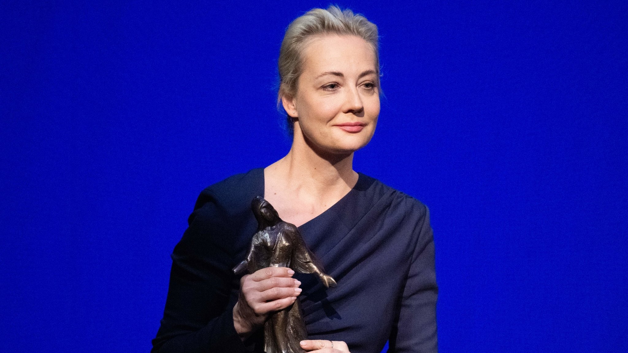 Julija Nawalnaja, Witwe des russischen Oppositionellen Alexej Nawalny, nimmt im Schauspielhaus Dresden den Internationalen Friedenspreis Dresden entgegen.