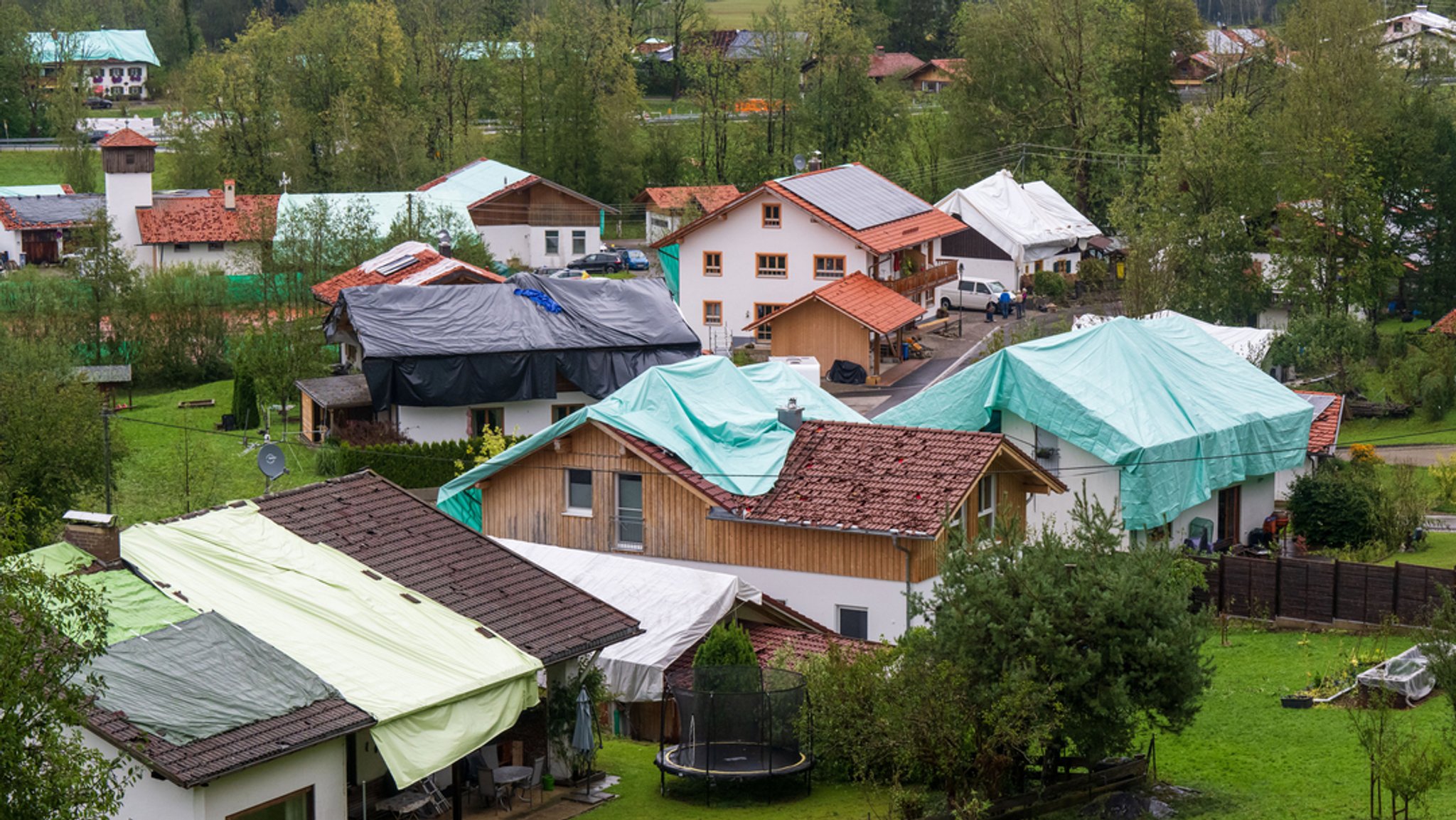 Beschädigte Dächer nach dem Unwetter in Bad Bayersoien.