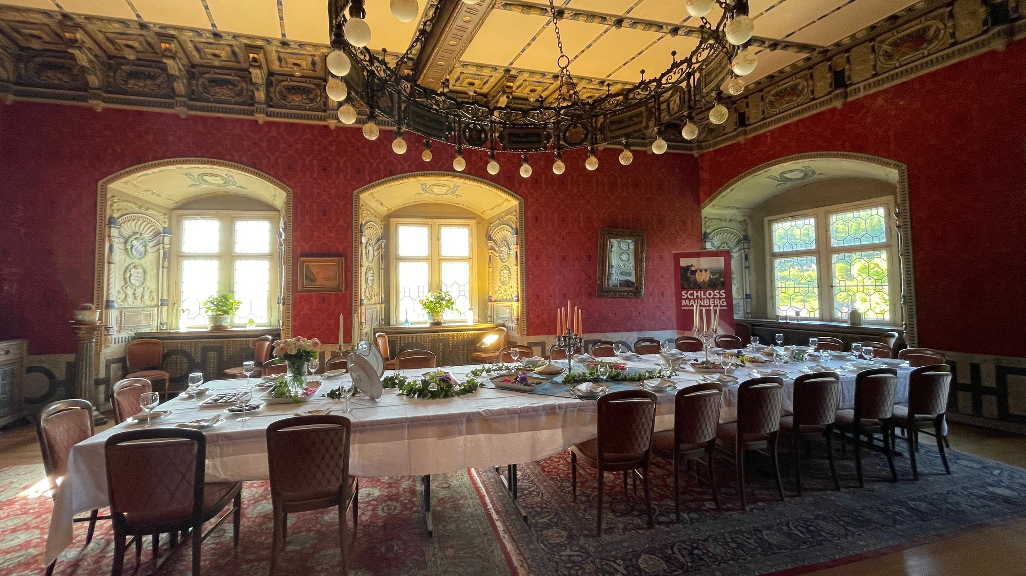 Der Rote Saal, das einstige Speisezimmer der Familie Sachs, wurde für den Termin eigens mit Geschirr des Industriellen Ernst Sachs eingedeckt.