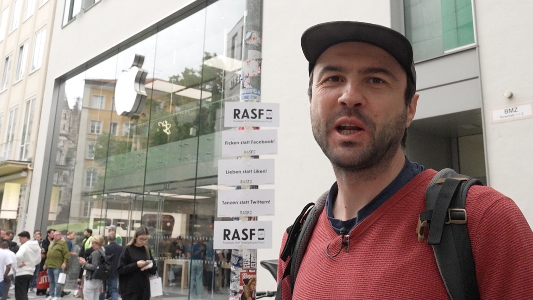 Benno Flügel von der Radikalen Anti Smartphone Front in der Münchner Fußgängerzone. | Bild: BR/Boris Berg Benno Flügel von der Radikalen Anti Smartphone Front in der Münchner Fußgängerzone.