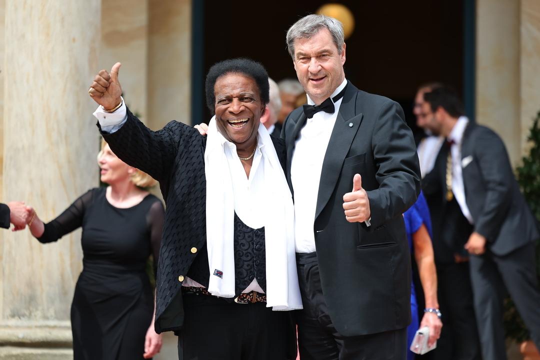 Der Sänger Roberto Blanco (links) und Bayerns Ministerpräsident Markus Söder (CSU) bei der Eröffnung der Bayreuther Festspiele.