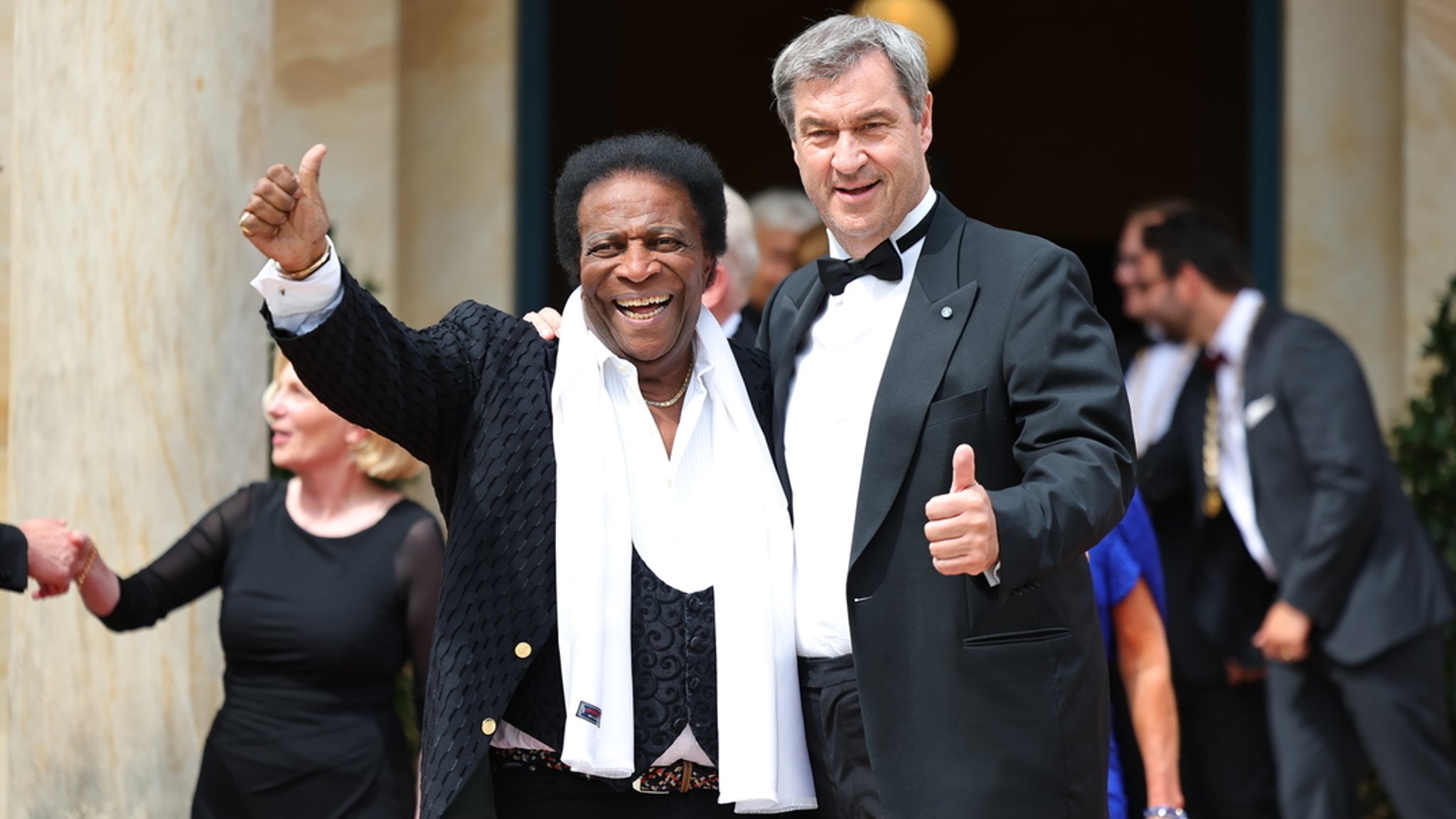 Der Sänger Roberto Blanco (links) und Bayerns Ministerpräsident Markus Söder (CSU) bei der Eröffnung der Bayreuther Festspiele.