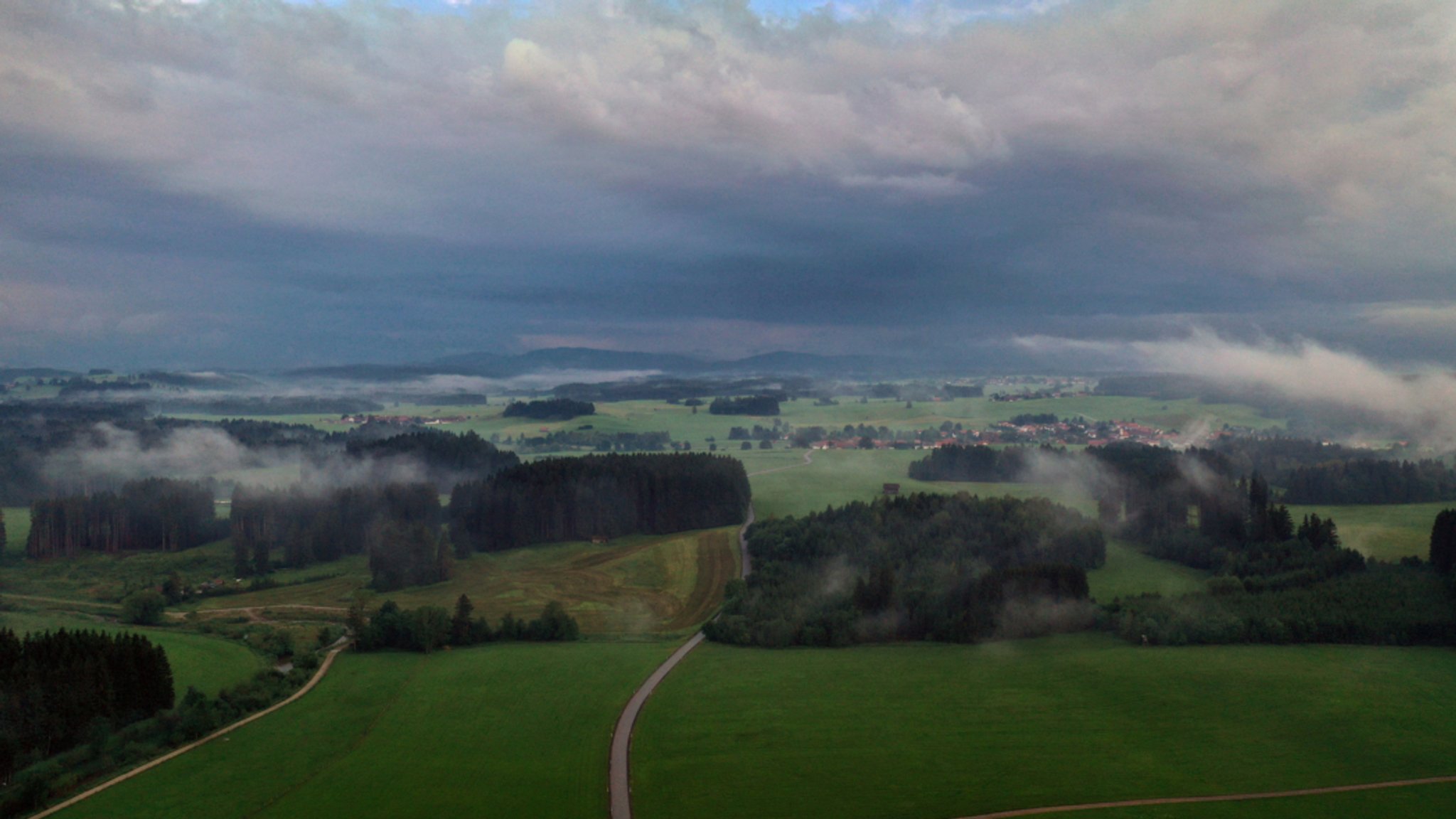 Nebelschwaden ziehen durch die wolkenverhangene Allgäuer Landschaft. (Symbolbild)