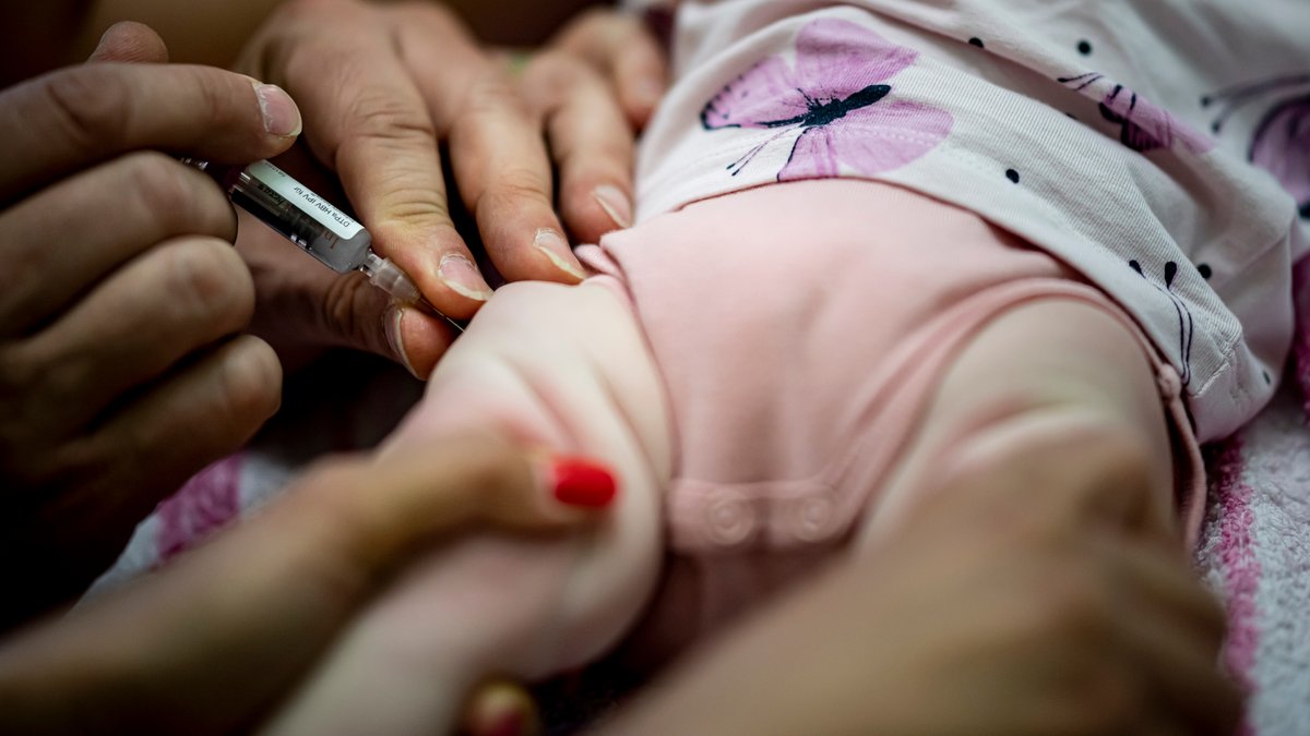 Ein Kinderarzt verabreicht einem Kleinkind eine Kombinationsimpfung-Impfung zur Grundimmunisierung.