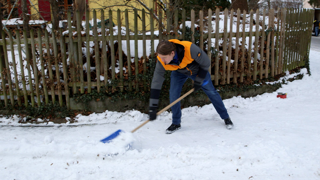 Wenn es schneit und glatt wird, heißt es, Gehsteige und Wege räumen und streuen. Aber womit? Mit Streusalz eher nicht - das haben auch viele bayerische Städte und Gemeinden größtenteils verboten. Umweltfreundliche Alternativen sind gefragt... | Bild: BR Wenn es schneit und glatt wird, heißt es, Gehsteige und Wege räumen und streuen. Aber womit? Mit Streusalz eher nicht - das haben auch viele bayerische Städte und Gemeinden größtenteils verboten. Umweltfreundliche Alternativen sind gefragt...