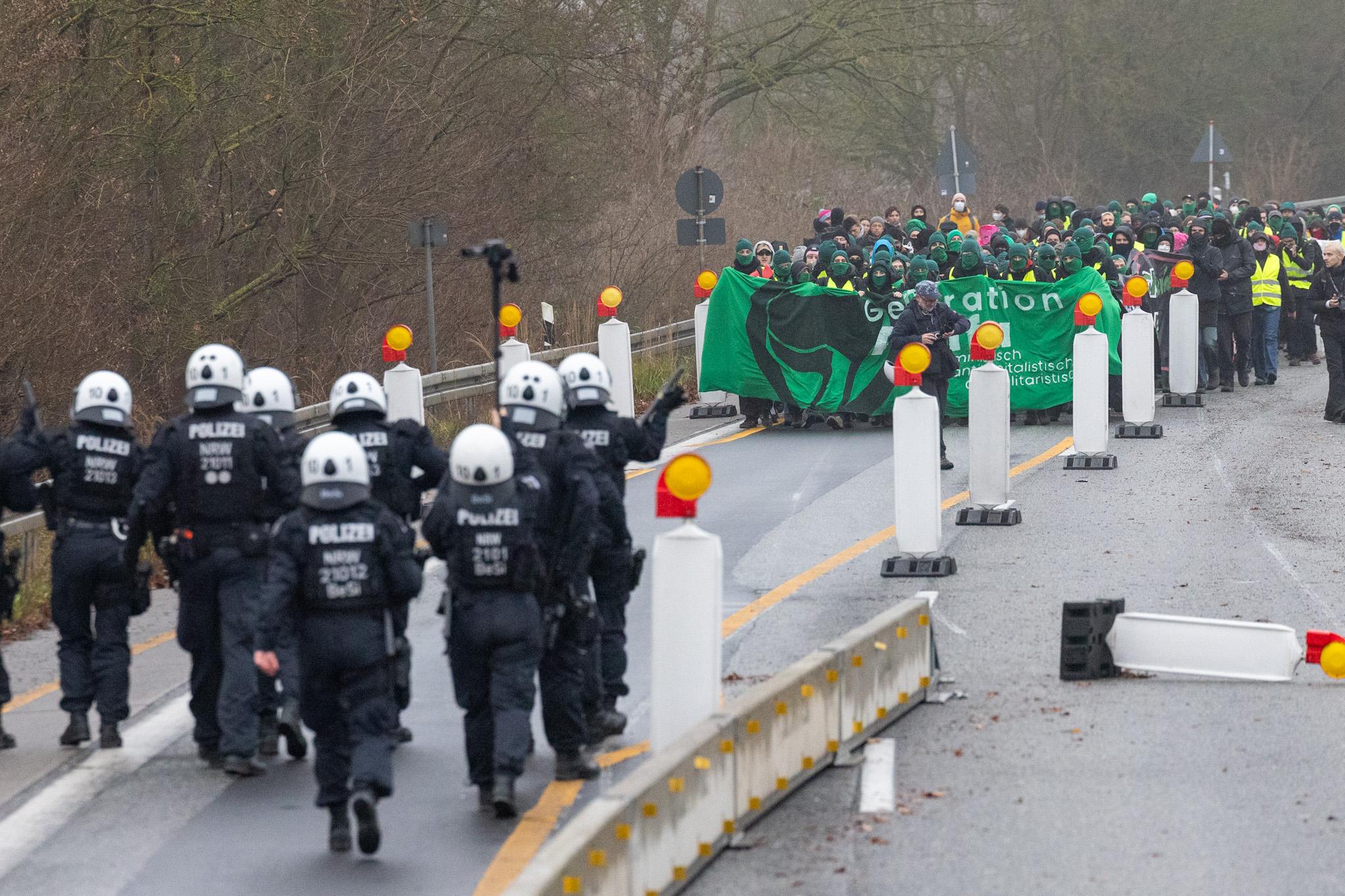 Polizei und Demonstranten treffen auf der B429 aufeinander.