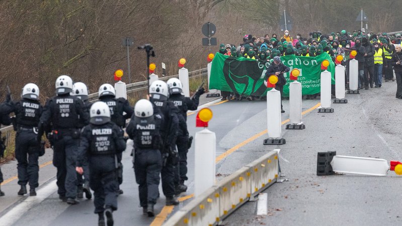 Polizei und Demonstranten treffen auf der B429 aufeinander. | Bild: Lando Hass/dpa Polizei und Demonstranten treffen auf der B429 aufeinander.
