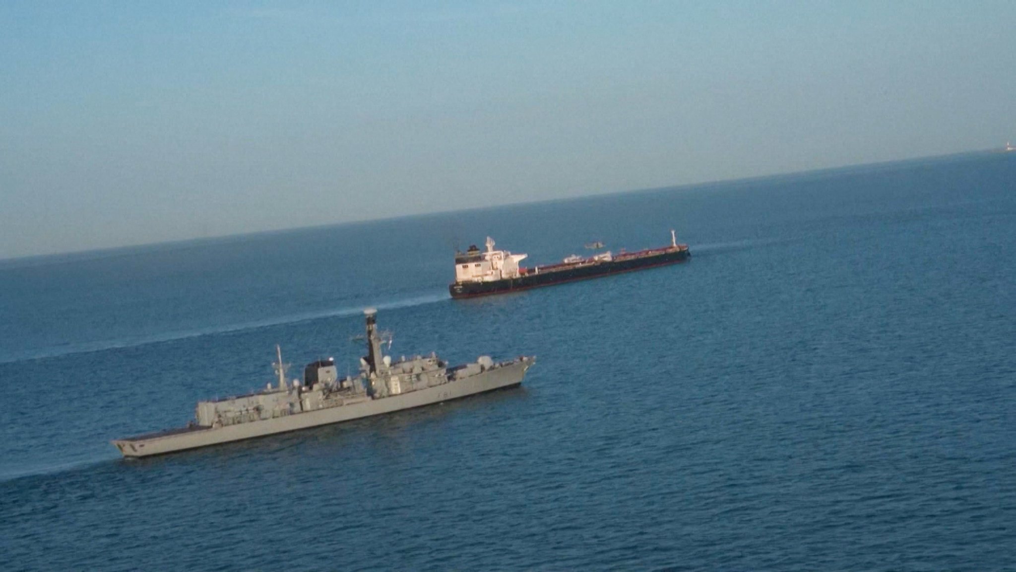 Großbritannien hat laut Premierminister Starmer einen Öltanker der Schattenflotte beim Versuch abgefangen, den Ärmelkanal zu durchqueren. | Bild: Bayerischer Rundfunk 2026 Großbritannien hat laut Premierminister Starmer einen Öltanker der Schattenflotte beim Versuch abgefangen, den Ärmelkanal zu durchqueren.