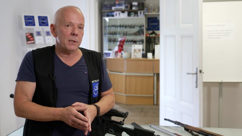Im Video: Waffenhändler Markus Schwaiger aus Wien | Bild: Bayerischer Rundfunk 2024 Im Video: Waffenhändler Markus Schwaiger aus Wien