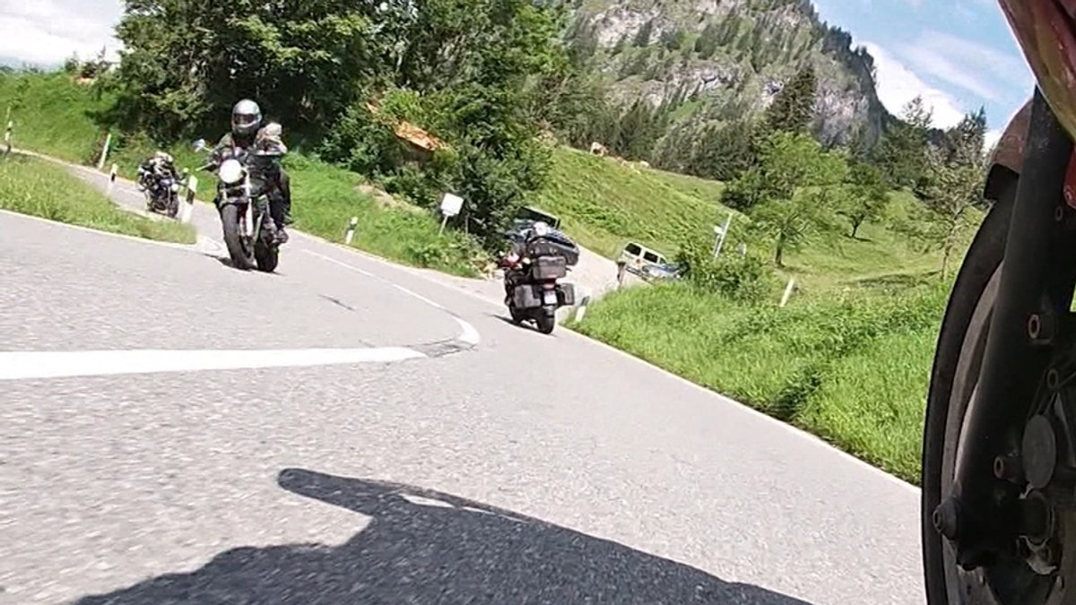 Motorradfahrer am Riedbergpass