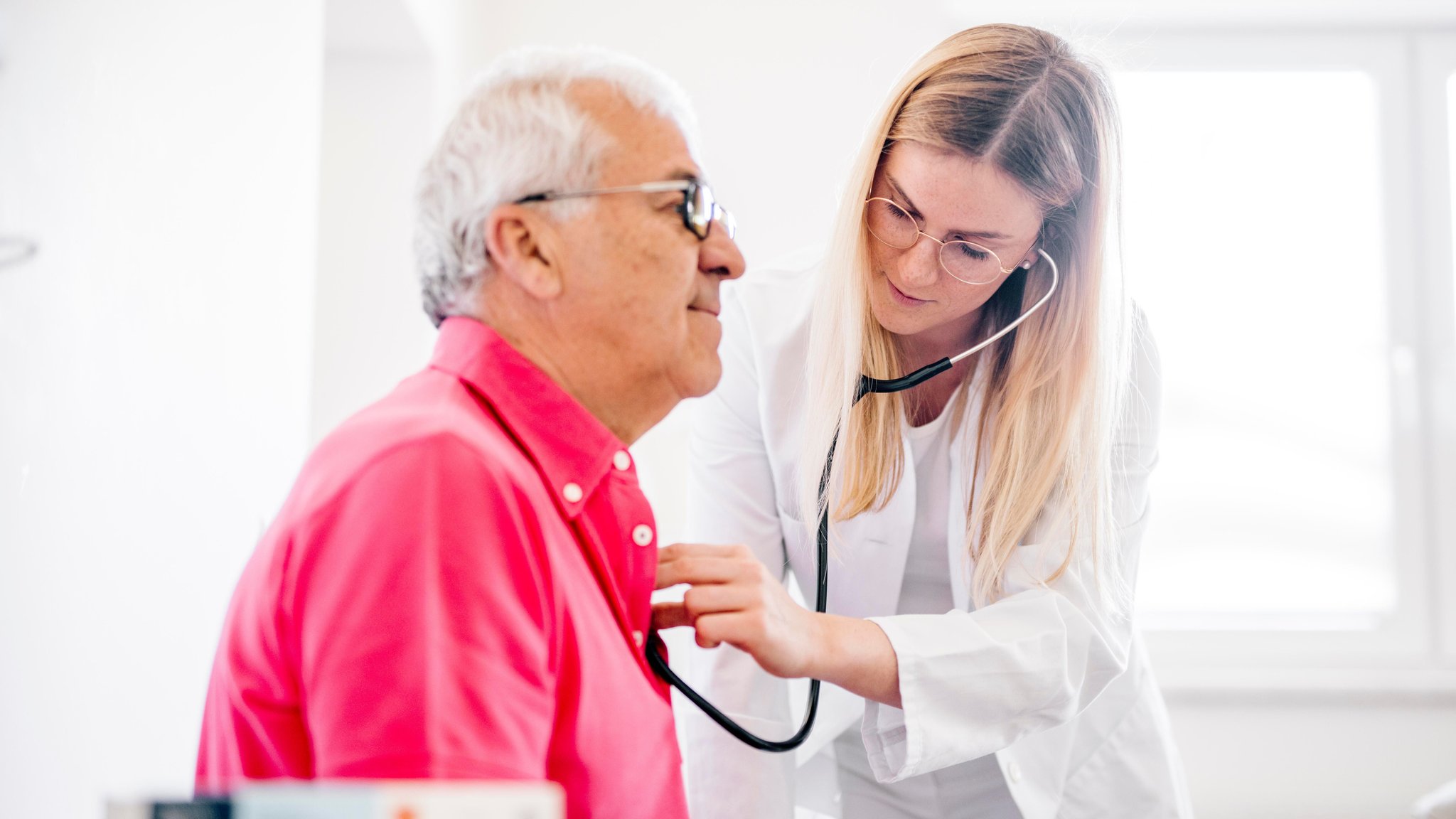 Junge Ärztin untersucht Patienten