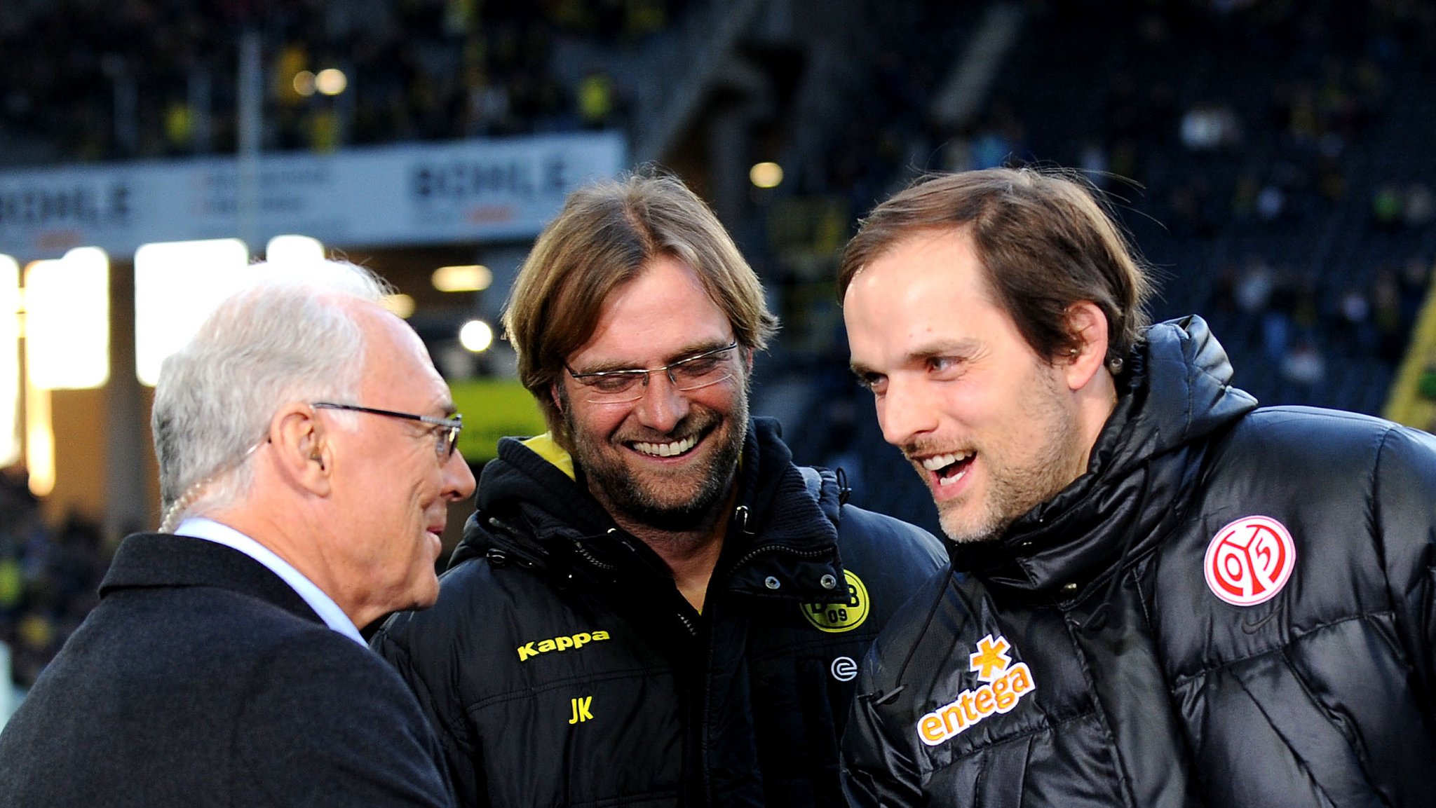 Thomas Tuchel begrüßt Franz Beckenbauer - Im Hintergrund Jürgen Klopp. (Archiv 2011)