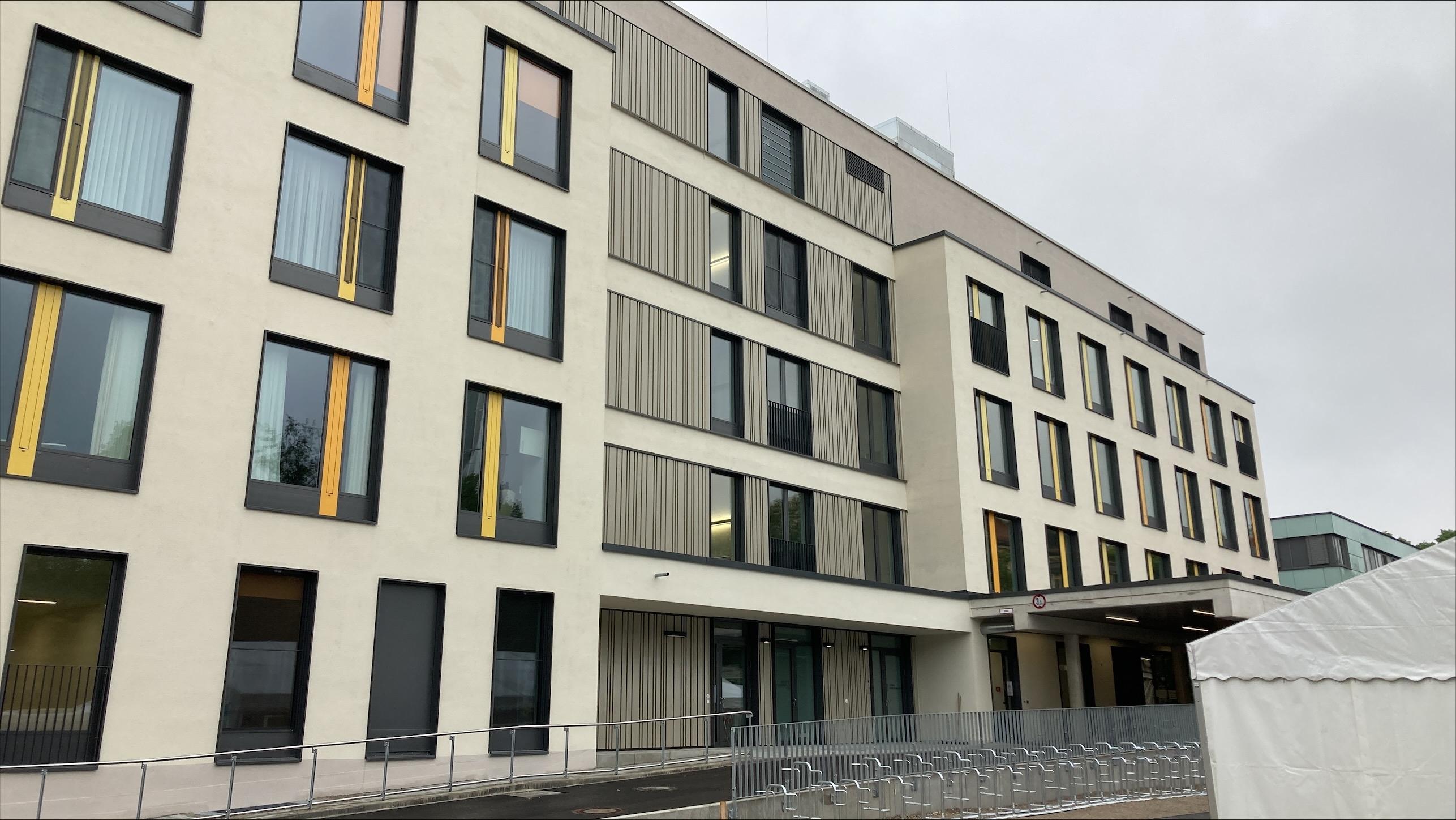 Der Neubau der Frauenklinik ist von außen zu sehen