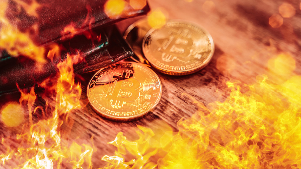 Bitcoin Goldmünze brennt (Symbolbild)