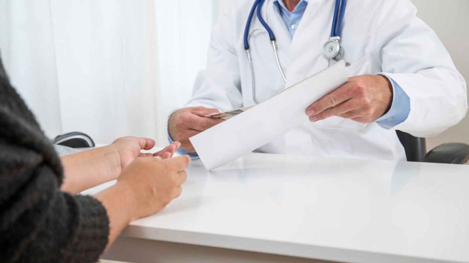 Masken Atteste Leichtfertig Erteilt Ermittlungen Gegen Arzt Br24 Masken Atteste Leichtfertig Erteilt Ermittlungen Gegen Arzt Br24