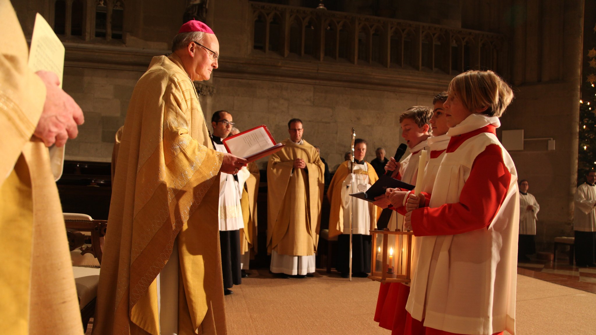 Bischof Rudolf Voderholzer zelebriert die Christmette im Regensburger Dom St. Peter