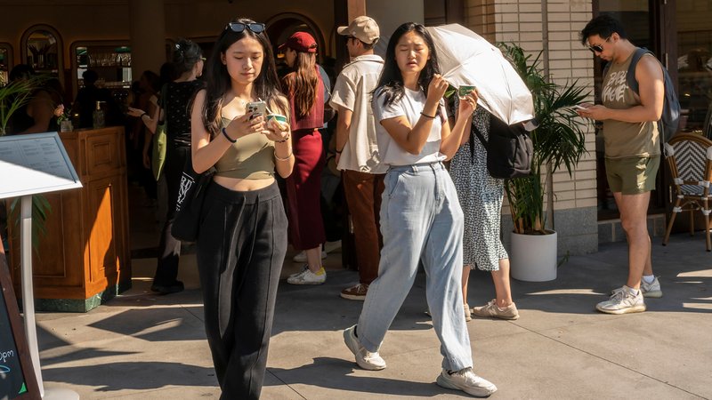 Junge Menschen bei der Eröffnung einer Eisdiele in New York. | Bild: picture alliance / Sipa USA | Richard B. Levine Junge Menschen bei der Eröffnung einer Eisdiele in New York.