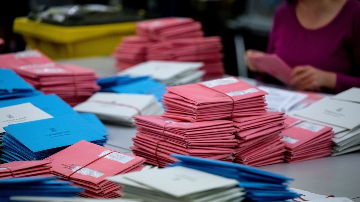 Briefwahlunterlagen in einem Wahllokal (Symbolbild)