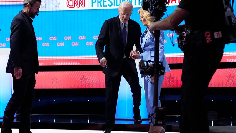 Atlanta: US-Präsident Joe Biden (M) und First Lady Jill Biden verlassen die Bühne am Ende einer von CNN veranstalteten Präsidentschaftsdebatte. | Bild: dpa-Bildfunk/Gerald Herbert Atlanta: US-Präsident Joe Biden (M) und First Lady Jill Biden verlassen die Bühne am Ende einer von CNN veranstalteten Präsidentschaftsdebatte.