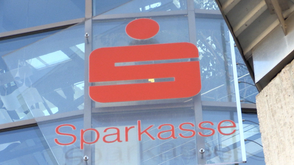Gegen den Trend: Sparkasse Pfaffenhofen bleibt eigenständig | Bild: BR Gegen den Trend: Sparkasse Pfaffenhofen bleibt eigenständig