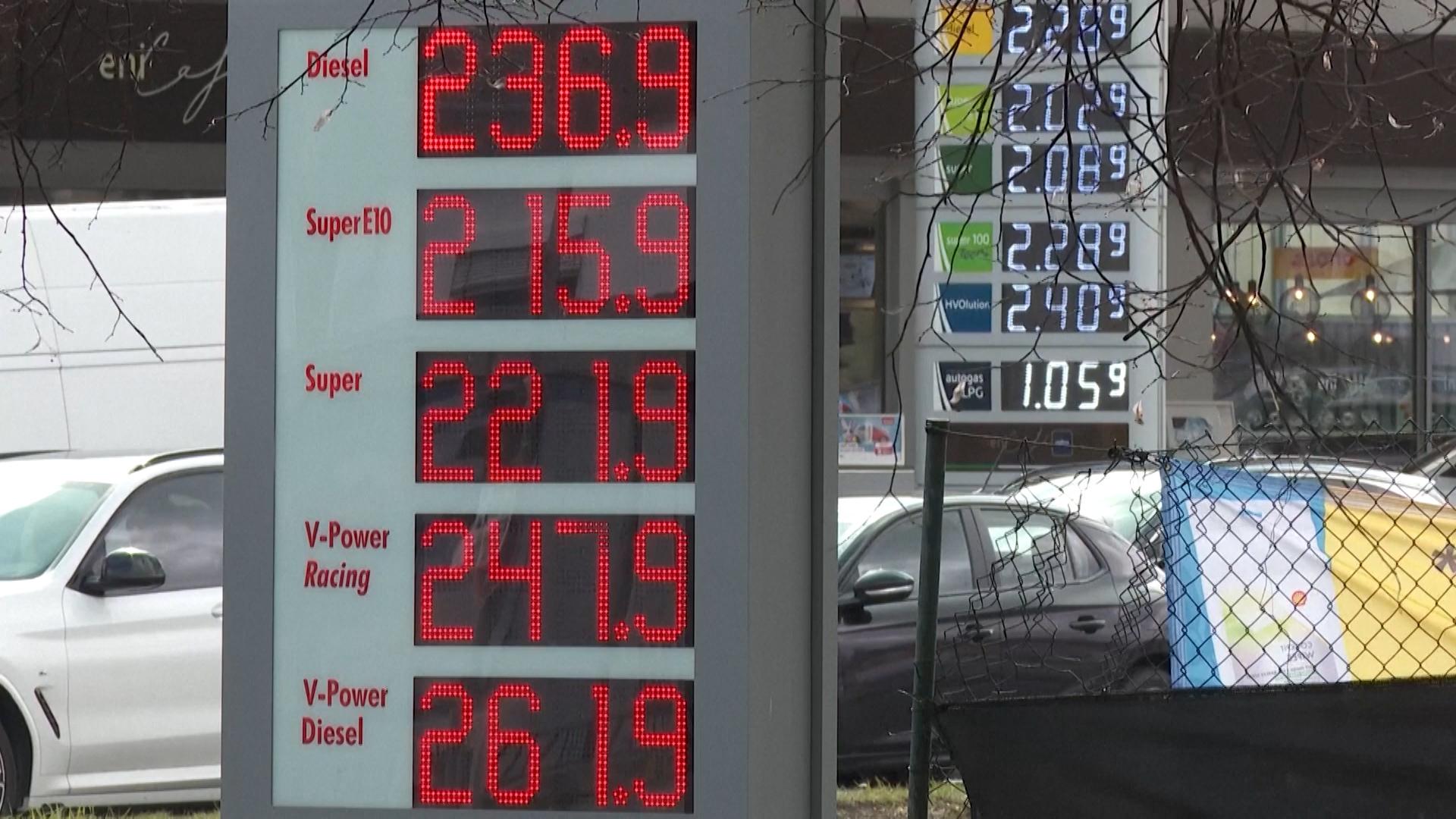 Die Spritpreise in Bayern haben um Punkt 12.00 Uhr angezogen:.