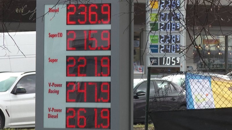 Die Spritpreise in Bayern haben um Punkt 12.00 Uhr angezogen:. | Bild: BR Die Spritpreise in Bayern haben um Punkt 12.00 Uhr angezogen:.