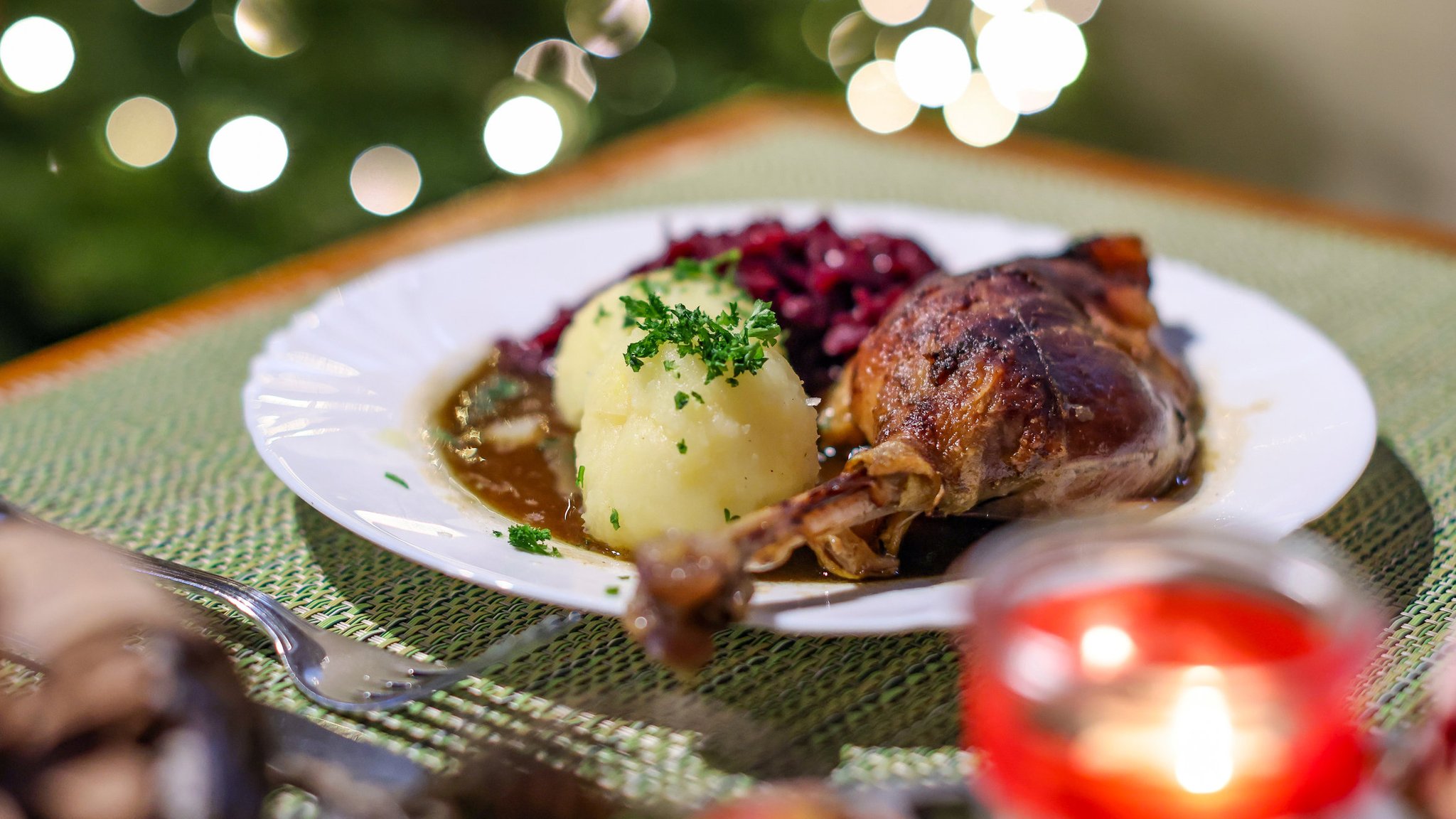 Gänsekeule, Knödel und Rotkohl auf einem Teller