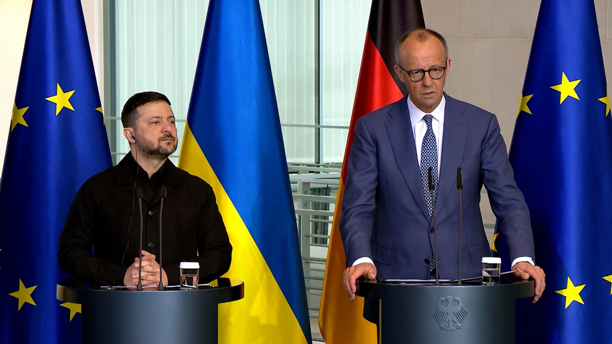 Bundeskanzler Friedrich Merz  und Wolodymyr Selenskyj geben im Bundeskanzleramt bei den deutsch-ukrainischen Regierungskonsultationen eine Pressekonferenz.