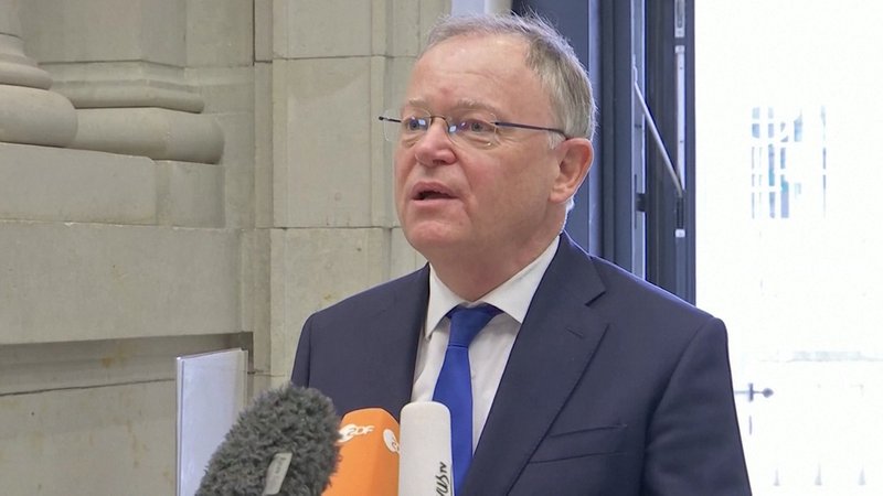 Niedersachsens Ministerpräsident Weil (SPD) betont, er erwarte, dass das Thema Ausgangsbeschränkungen beim Bundesverfassungsgericht landen werde.