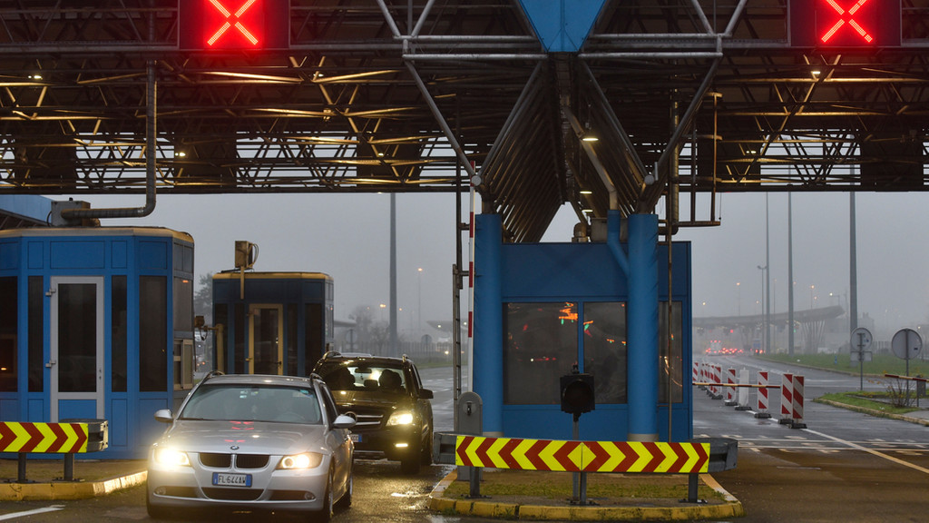 Passagiere warten am 8.12.2022 auf den Grenzübertritt zwischen Kroatien und Slowenien am Grenzübergang Bregana. 