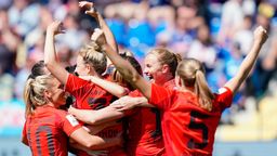 FC-Bayern-Frauen feiern in Hoffenheim | Bild:picture alliance/dpa | Uwe Anspach