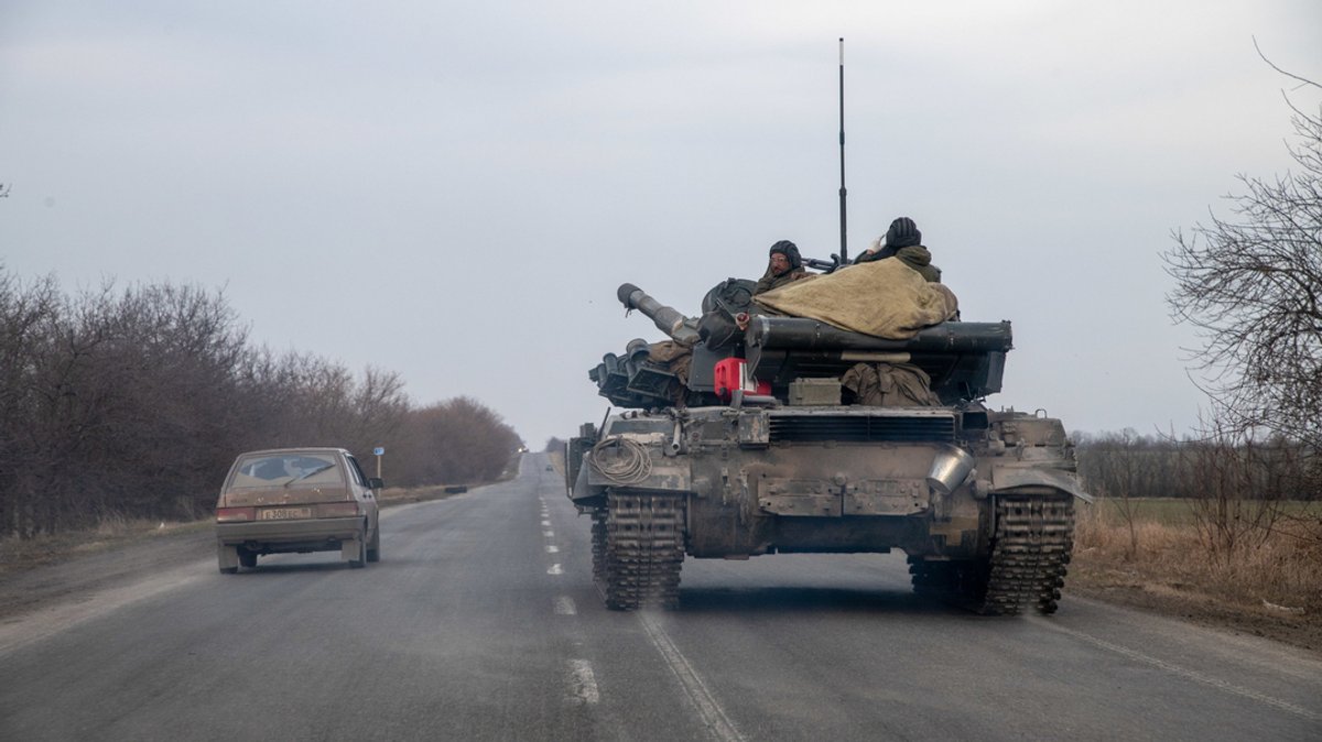 Ein russischer Panzer fährt auf einer Straße in der Nähe von Mariupol (Aufnahme vom 29.3.22).