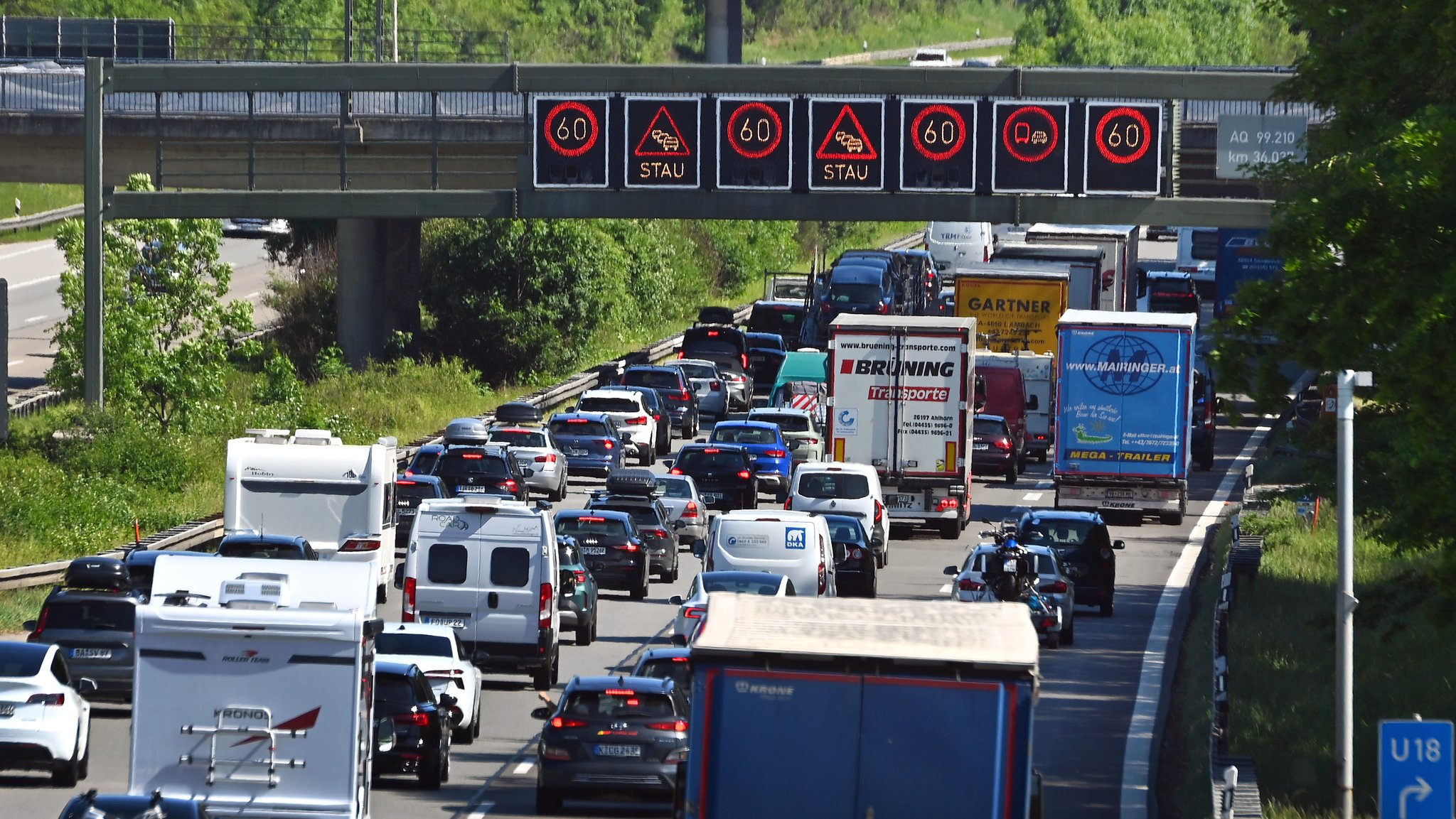 Stau zu den Pfingsferien auf der A99 bei Aschheim in Richtung Süden. | Bild: picture alliance / SvenSimon | Frank Hoermann/SVEN SIMON Stau zu den Pfingsferien auf der A99 bei Aschheim in Richtung Süden.