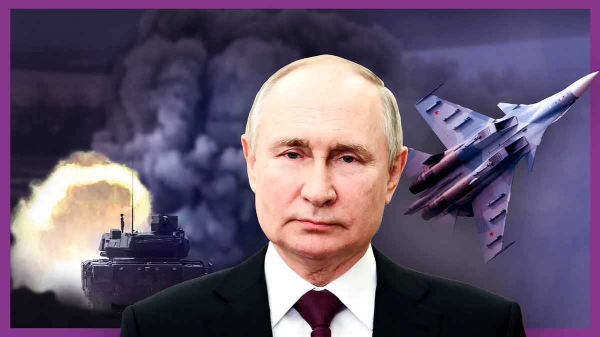 Ein Mann mit schütterem Haar in Anzug und Krawatte, es ist der russische Präsident Wladimir Putin, links von ihm ein Panzer, rechts von ihm ein Kampfflugzeug.