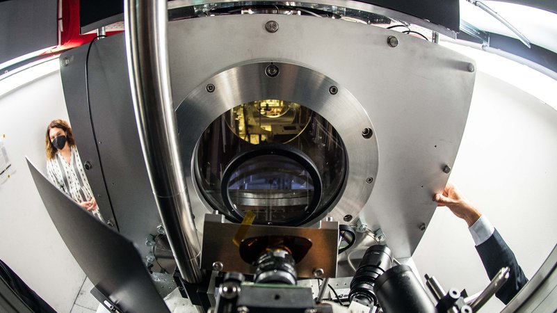 Laser-Labor der Ludwig-Maximilians-Universität München in Garching. | Bild: picture alliance / ZUMAPRESS.com | Sachelle Babbar Laser-Labor der Ludwig-Maximilians-Universität München in Garching.