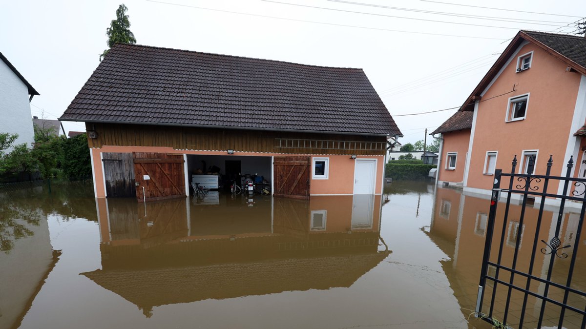 Bayern, Offingen: Ein Hof und Gebäude sind vom Wasser der Mindel überflutet.