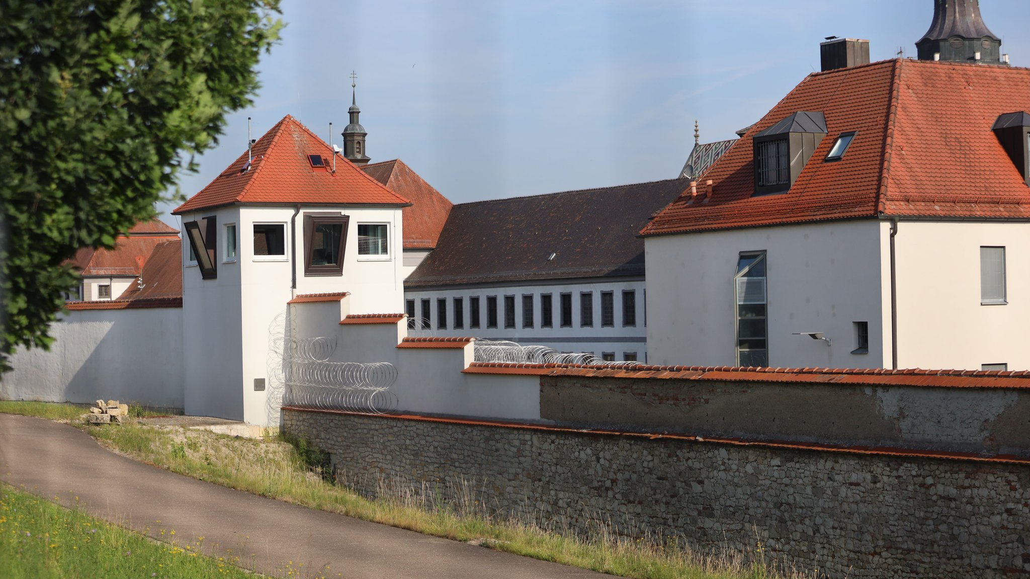 Die Mauern der JVA Kaisheim | Bild: BR, Judith Zacher Die Mauern der JVA Kaisheim