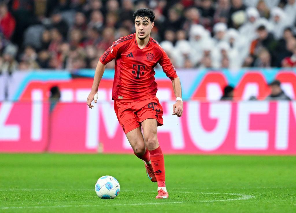 ARCHIV - 23.02.2025, Bayern, München: Fußball: Bundesliga, Bayern München - Eintracht Frankfurt, 23. Spieltag in der Allianz Arena. Aleksandar Pavlovic von München spielt den Ball. (zu dpa: «Bitter für Bayern und Nagelsmann: Pavlovic fällt länger aus») Foto: Sven Hoppe/dpa +++ dpa-Bildfunk +++