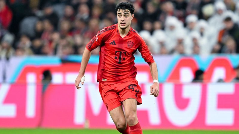 ARCHIV - 23.02.2025, Bayern, München: Fußball: Bundesliga, Bayern München - Eintracht Frankfurt, 23. Spieltag in der Allianz Arena. Aleksandar Pavlovic von München spielt den Ball. (zu dpa: «Bitter für Bayern und Nagelsmann: Pavlovic fällt länger aus») Foto: Sven Hoppe/dpa +++ dpa-Bildfunk +++ | Bild: dpa-Bildfunk/Sven Hoppe ARCHIV - 23.02.2025, Bayern, München: Fußball: Bundesliga, Bayern München - Eintracht Frankfurt, 23. Spieltag in der Allianz Arena. Aleksandar Pavlovic von München spielt den Ball. (zu dpa: «Bitter für Bayern und Nagelsmann: Pavlovic fällt länger aus») Foto: Sven Hoppe/dpa +++ dpa-Bildfunk +++