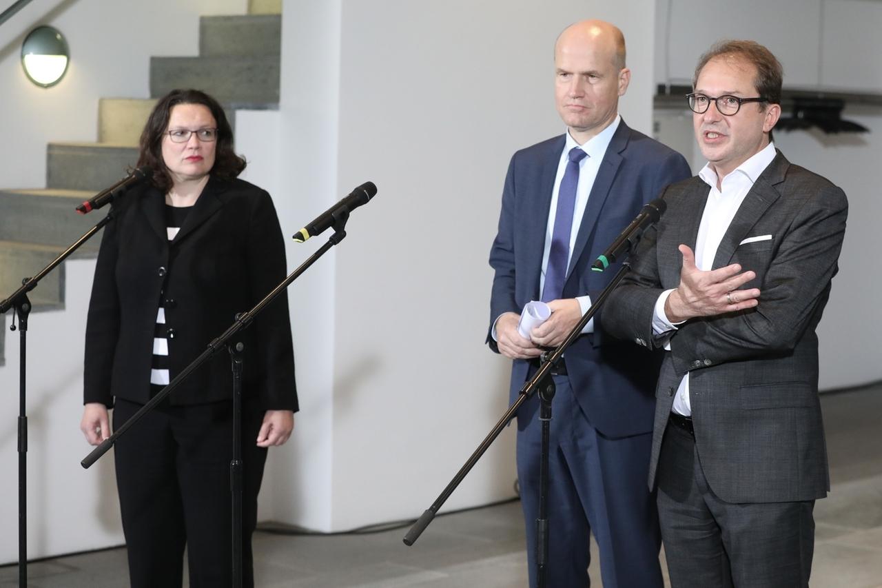 02.10.2018, Berlin: Die SPD-Vorsitzende Andreas Nahles (l-r), Ralph Brinkhaus, CDU-Fraktionsvorsitzender im Deutschen Bundestag und Alexander Dobrindt, Voristzender der CSU-Landesgruppe im Deutschen Bundestag geben nach dem Koalitionsgipfel ein Statement ab. | Bild: dpa-Bildfunk/Jörg Carstensen 02.10.2018, Berlin: Die SPD-Vorsitzende Andreas Nahles (l-r), Ralph Brinkhaus, CDU-Fraktionsvorsitzender im Deutschen Bundestag und Alexander Dobrindt, Voristzender der CSU-Landesgruppe im Deutschen Bundestag geben nach dem Koalitionsgipfel ein Statement ab.